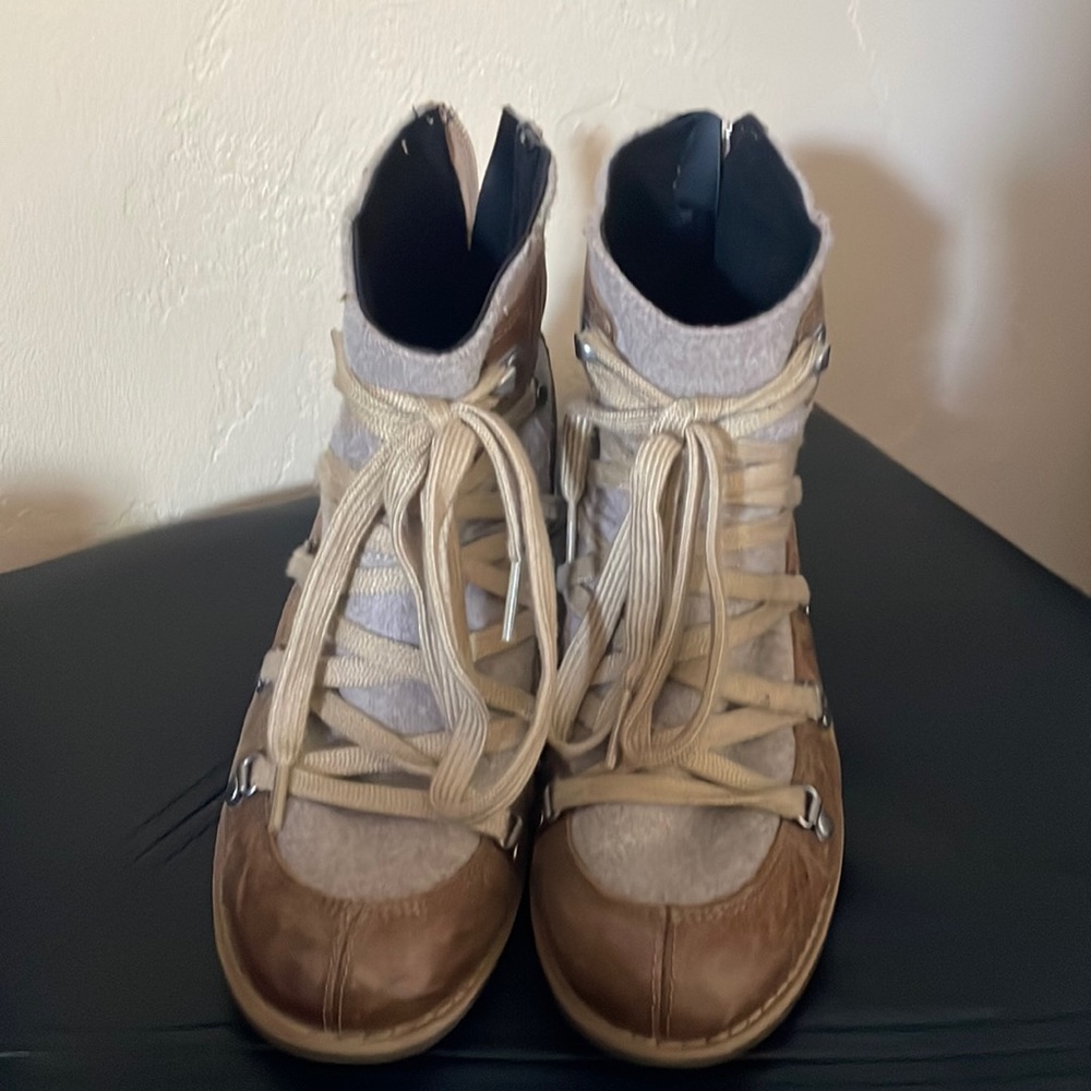 Women’s size 7 1/2 Merrell boots. Very minimal wear.